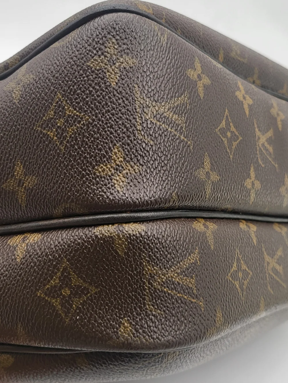 LOUIS VUITTON Monogram Canvas Reporter Bag.Authentic w/COA included!!!